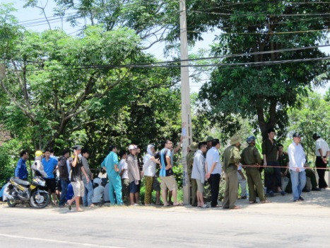 Rất nhiều người có mặt tại hiện trường để chứng kiến vụ việc Rất nhiều người có mặt tại hiện trường để chứng kiến vụ việc