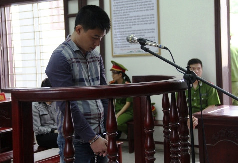 Nguyễn Trọng Phương đứng trước vành móng ngựa