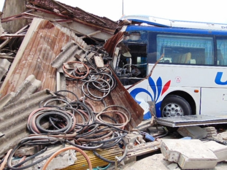 Chiếc xe khách lao thẳng và tông sập nhà dân