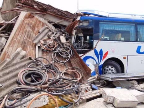 Chiếc xe khách lao thẳng và tông sập nhà dân