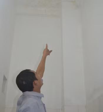 Việc mật độ xe quá tải lưu thông lớn khiến nhiều ngôi nhà bị rung nứt