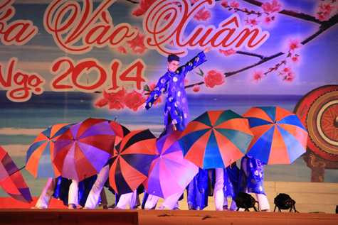 Tiết mục múa, hát đa dạng, đặc sắc mang đậm nét văn hóa truyền thống của dân tộc, ca ngợi Đảng quang vinh, mừng Xuân mới Giáp Ngọ 2014, mừng đất nước, quê hương đổi mới.