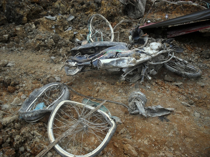 Chiếc xe máy của ông Hoàng Văn Trường nát như tương. Chiếc xe máy của ông Hoàng Văn Trường nát như tương.