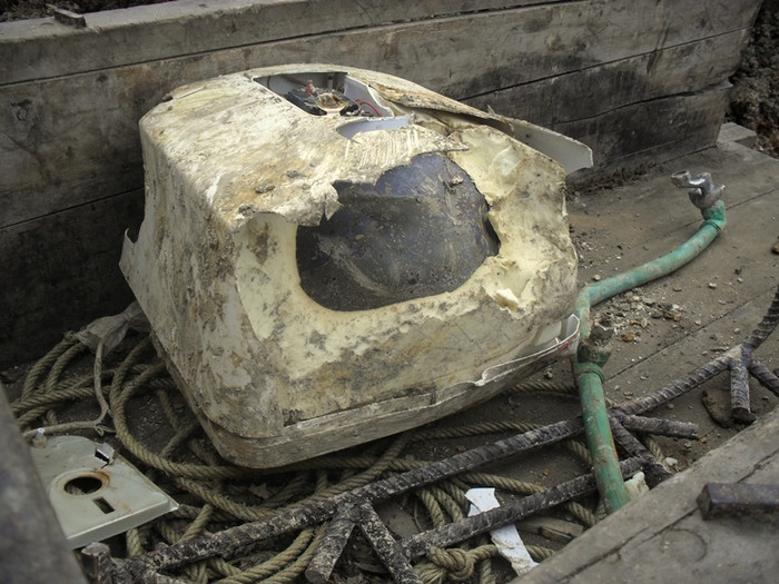 Bình nóng lạnh cũng vỡ tan nát Bình nóng lạnh cũng vỡ tan nát