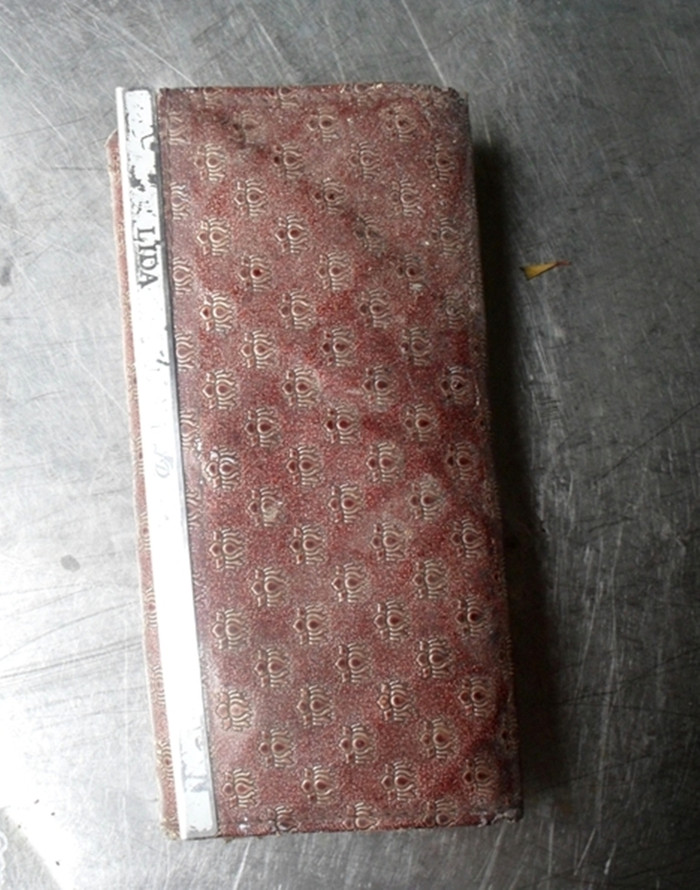 Chiếc ví của bà Nguyễn Thị Lựu (vợ ông Trường) được tìm thấy, bên trong có một số giấy tờ tùy thân và hơn 200.000 đồng. Toàn bộ tài sản, giấy tờ liên quan được lực lượng chức năng lập biên bản cẩn thận. Chiếc ví của bà Nguyễn Thị Lựu (vợ ông Trường) được tìm thấy, bên trong có một số giấy tờ tùy thân và hơn 200.000 đồng. Toàn bộ tài sản, giấy tờ liên quan được lực lượng chức năng lập biên bản cẩn thận.