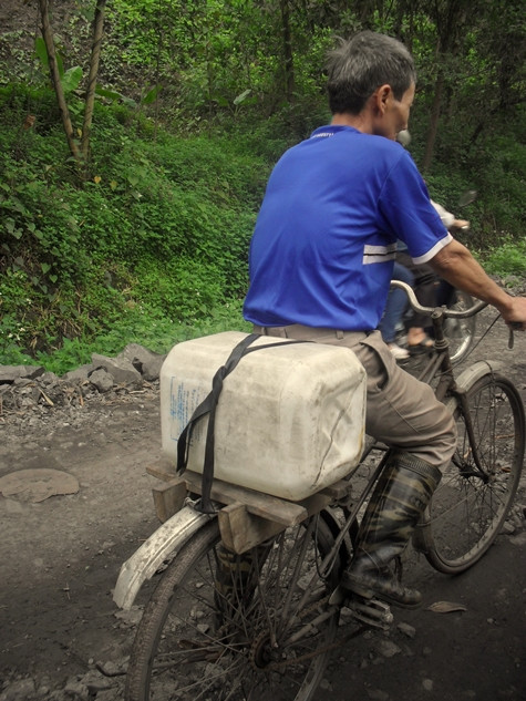 Hết nước sinh hoạt, mọi người phải san sẻ cho nhau từng can nước. Ảnh: Ngọc Khánh Hết nước sinh hoạt, mọi người phải san sẻ cho nhau từng can nước. Ảnh: Ngọc Khánh
