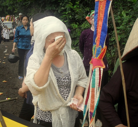 Những người con cháu của cụ Hồng đã không thể cứu được mẹ trong giây phút sinh tử! Ảnh: Ngọc Khánh.