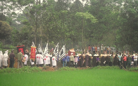 Nỗi đau như nhân lên gấp bội với những nạn nhân vụ sạt lở đất ở bải thải số 3, mỏ than Phấn Mễ, tỉnh Thái Nguyên bởi không chỉ mất người thân, họ còn trắng tay trong tích tắc. Ảnh: Ngọc Khánh