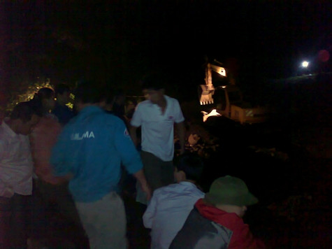 Mặc dù đã khuya nhưng người thân của những nạn nhân vẫn ngóng đợi tin từ lực lượng tìm kiếm. Ảnh: Ngọc Khánh. Mặc dù đã khuya nhưng người thân của những nạn nhân vẫn ngóng đợi tin từ lực lượng tìm kiếm. Ảnh: Ngọc Khánh.