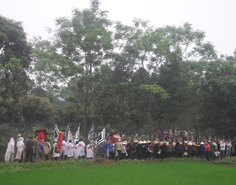 Ngày 16/4 trước đó, cụ Vũ Thị Hồng (một trong 6 người bị tử vong) đã được người thân tiễn về nơi an nghỉ cuối cùng. Ngày 16/4 trước đó, cụ Vũ Thị Hồng (một trong 6 người bị tử vong) đã được người thân tiễn về nơi an nghỉ cuối cùng.