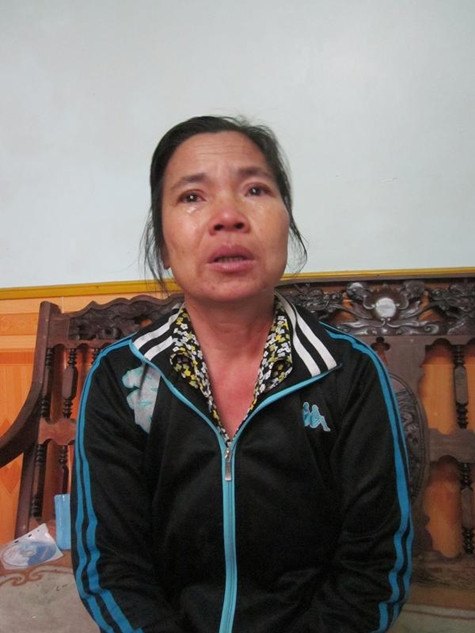 Mắt ngấn lệ, bà Phúc kể lại quãng thời gian khó khăn nuôi chị Huệ. Mắt ngấn lệ, bà Phúc kể lại quãng thời gian khó khăn nuôi chị Huệ.