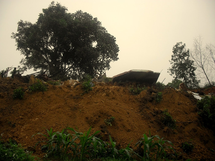 Hàng vạn khối đất đá cuốn phăng toàn bộ tài sản của nhà ông chỉ trong giây lát. Hàng vạn khối đất đá cuốn phăng toàn bộ tài sản của nhà ông chỉ trong giây lát.