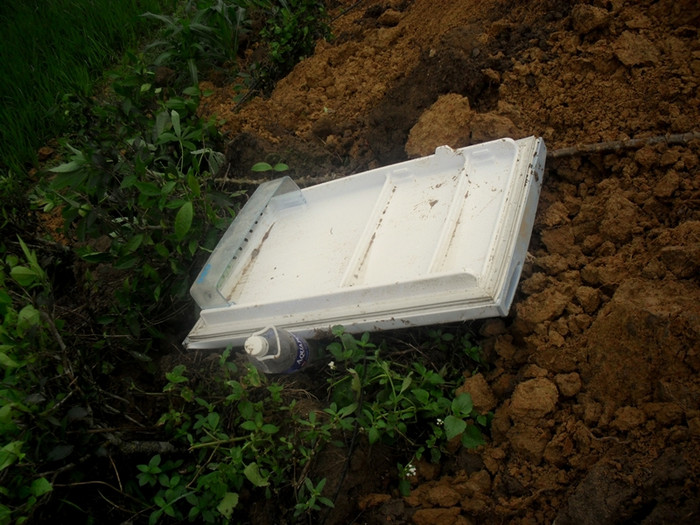 Cửa tủ lạnh bị văng ra xa. Cửa tủ lạnh bị văng ra xa.