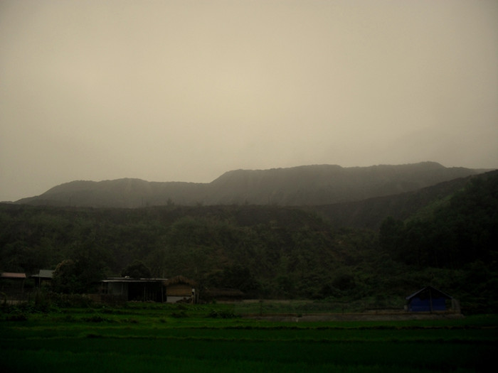 Hoạt động từ cuối năm 2006, hàng triệu khối đất đá được thải ra từ mỏ than Phấn Mễ của Công ty Gang thép Thái Nguyên tích tụ ở bãi thải số 3, trở thành mối hiểm họa và nay trút tai họa kinh hoàng xuống những người dân sống quanh vùng chân bãi thải. Hoạt động từ cuối năm 2006, hàng triệu khối đất đá được thải ra từ mỏ than Phấn Mễ của Công ty Gang thép Thái Nguyên tích tụ ở bãi thải số 3, trở thành mối hiểm họa và nay trút tai họa kinh hoàng xuống những người dân sống quanh vùng chân bãi thải.