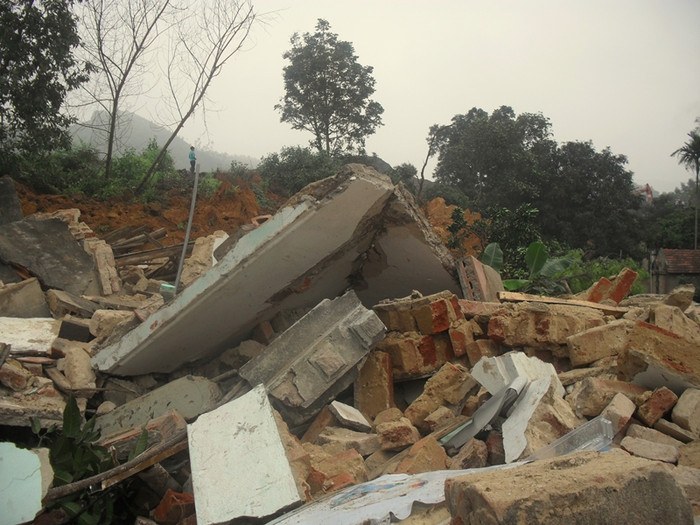 Nhìn của cải gây dựng bao năm trời chôn vùi trong đống đổ nát, mọi người không khỏi xót xa. Nhìn của cải gây dựng bao năm trời chôn vùi trong đống đổ nát, mọi người không khỏi xót xa.