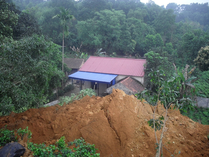 Đất đá "liếm" vào tận cửa nhà hộ ông Hoàng Văn Sơn. Đất đá "liếm" vào tận cửa nhà hộ ông Hoàng Văn Sơn.
