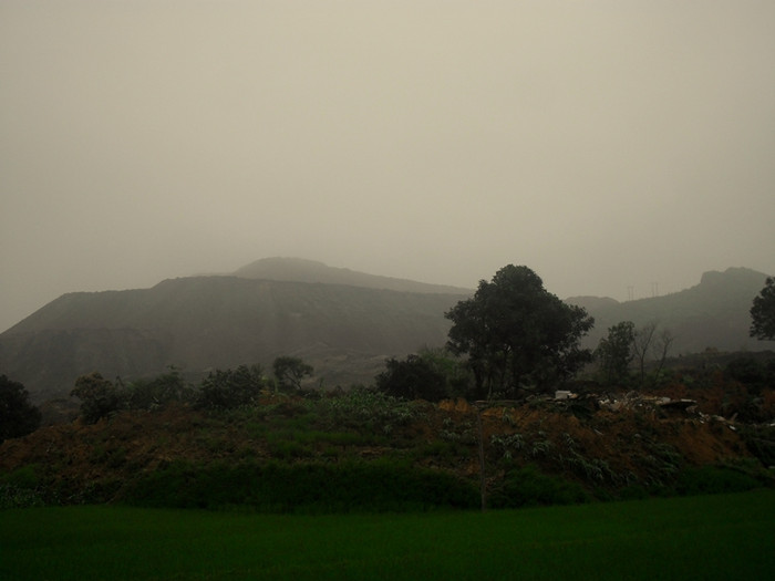 Căn nhà của gia đình ông Hà Văn Phi bị tan nát nhìn từ xa. Căn nhà của gia đình ông Hà Văn Phi bị tan nát nhìn từ xa.