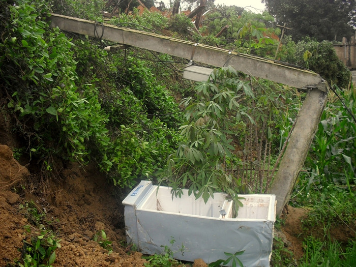 Cột điện bị gãy gập. Toàn bộ hệ thống điện lưới bị mất ngay trong ngày xảy ra vụ sạt lở, đến thời điểm này vẫn chưa có điện trở lại. Cột điện bị gãy gập. Toàn bộ hệ thống điện lưới bị mất ngay trong ngày xảy ra vụ sạt lở, đến thời điểm này vẫn chưa có điện trở lại.