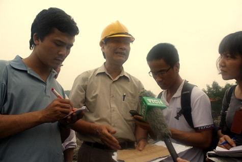 Tại hiện trường vụ sạt lở đất bãi thải mỏ than Phấn Mễ, ông Thuần trao đổi với báo chí về phương pháp tìm kiếm mới. Ảnh: Anh Thế.