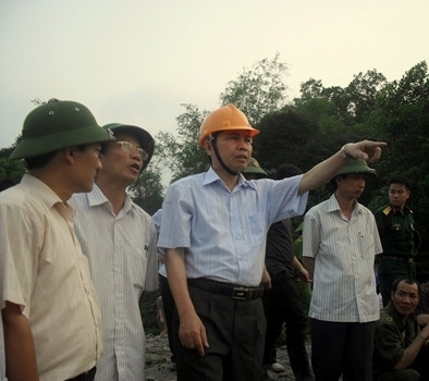 Ông Dương Ngọc Long (đội mũ vàng) kiểm tra hiện trường vụ sạt lở đất. Ông Dương Ngọc Long (đội mũ vàng) kiểm tra hiện trường vụ sạt lở đất.