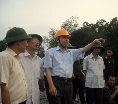 Ông Dương Ngọc Long (đội mũ vàng) kiểm tra hiện trường vụ sạt lở đất.
