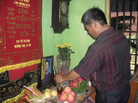 Nhiều người thân của các nạn nhân biết tin qua báo chí đã đến chia buồn và mong ngóng thông tin tích cực từ đơn vị tìm kiếm. Ảnh: Ngọc Khánh.