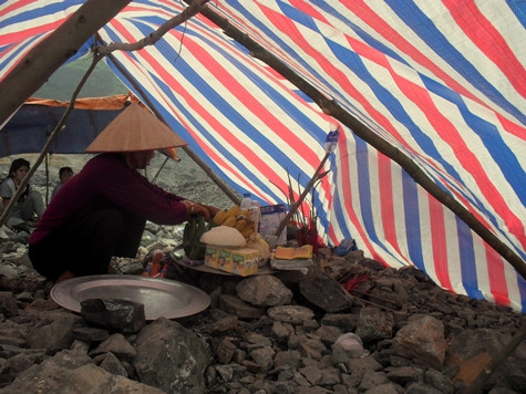 Người thân các nạn nhân mất tích vẫn đang mong ngóng thông tin từ lực lượng tìm kiếm. Ảnh: Ngọc Khánh