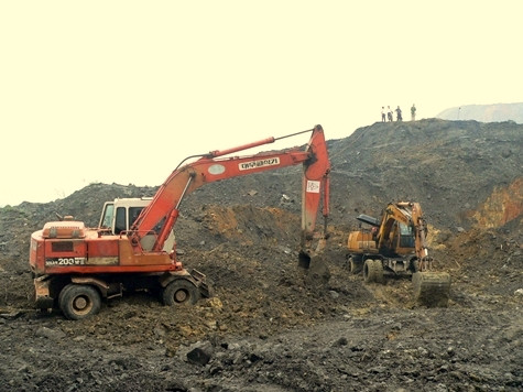 Mặc dù đã đào sâu hơn 50m nhưng lực lượng tìm kiếm vẫn chưa tiếp cận được các nạn nhân. Ảnh: Ngọc Khánh Mặc dù đã đào sâu hơn 50m nhưng lực lượng tìm kiếm vẫn chưa tiếp cận được các nạn nhân. Ảnh: Ngọc Khánh