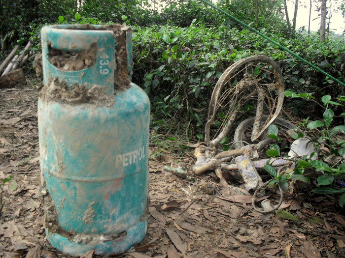 Vật lộn đào bới, giải phóng hàng vạn khối đất đá, lực lượng cứu nạn mới chỉ lấy được một vài đồ dùng của các nạn nhân. Vật lộn đào bới, giải phóng hàng vạn khối đất đá, lực lượng cứu nạn mới chỉ lấy được một vài đồ dùng của các nạn nhân.