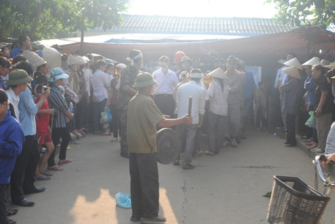 Hàng trăm người dân đến chia buồn và động viên thân nhân của những nạn nhân xấu số vụ sạt lở đất bãi thải số 3, mỏ than Phấn Mễ. Hàng trăm người dân đến chia buồn và động viên thân nhân của những nạn nhân xấu số vụ sạt lở đất bãi thải số 3, mỏ than Phấn Mễ.