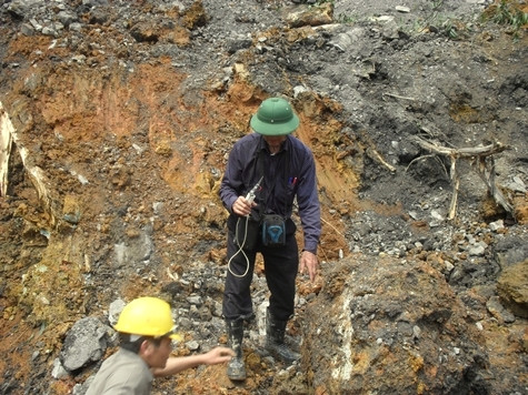 Bất cứ biện pháp nào cũng có thể được thực hiện. Trong trường hợp cần thiết,có thể dùng phương pháp ngoại cảm để gia tăng cơ hội tìm thấy các nạn nhân. Ảnh: Ngọc Khánh