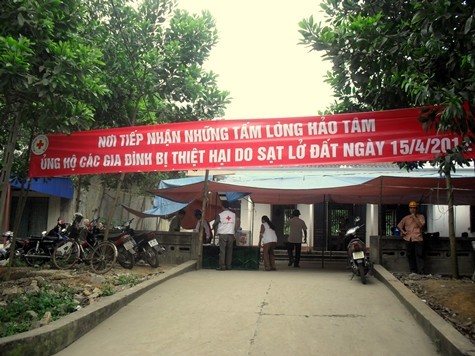 Rất cần những tấm lòng hảo tâm trong và ngoài nước để xoa dịu nỗi đau của các nạn nhân vụ sạt lở đất kinh hoàng. Ảnh: Ngọc Khánh Rất cần những tấm lòng hảo tâm trong và ngoài nước để xoa dịu nỗi đau của các nạn nhân vụ sạt lở đất kinh hoàng. Ảnh: Ngọc Khánh