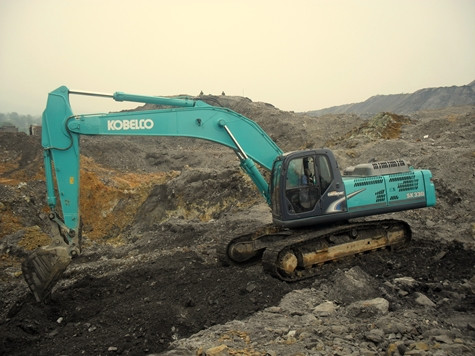 Với cách đào 4 rãnh chạy song song, lực lượng tìm kiếm hy vọng sẽ tăng cơ hội tìm thấy các nạn nhân mất tích. Ảnh: Ngọc Khánh.