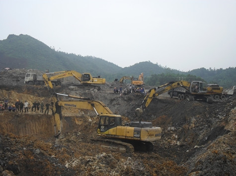 Đến thời điểm này, lực lượng cứu nạn đã tìm thấy 2 nạn nhân bị vùi lấp trong vụ sạt lở đất kinh hoàng ở bãi thải số 3, mỏ than Phấn Mễ. Ảnh: Ngọc Khánh