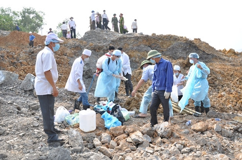 Nạn nhân thứ 5 bị vùi lấp trong vụ sạt lở đất bãi thải Phấn Mễ đã được tìm thấy sau gần 10 ngày nỗ lực tìm kiếm. Nạn nhân thứ 5 bị vùi lấp trong vụ sạt lở đất bãi thải Phấn Mễ đã được tìm thấy sau gần 10 ngày nỗ lực tìm kiếm.