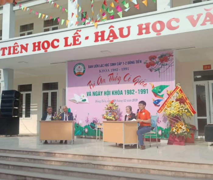 Các thầy cô nguyên là hiệu trưởng giao lưu với học trò Các thầy cô nguyên là hiệu trưởng giao lưu với học trò