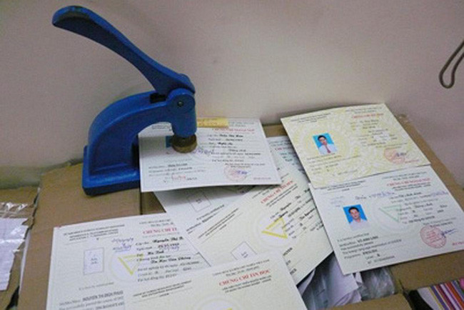 Trưởng phòng Giáo dục cầm bằng cấp 3 giả đi nộp cho tổ chức, sao mà “mừng” được? ảnh 3 Trưởng phòng Giáo dục cầm bằng cấp 3 giả đi nộp cho tổ chức, sao mà “mừng” được? ảnh 3