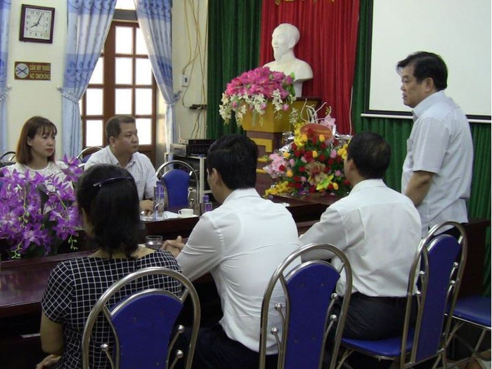 Ông Hoàng Tiến Đức, Giám đốc Sở Giáo dục Sơn la (người đang đứng), ảnh: Sở Giáo dục và Đào tạo tỉnh Sơn La. Ông Hoàng Tiến Đức, Giám đốc Sở Giáo dục Sơn la (người đang đứng), ảnh: Sở Giáo dục và Đào tạo tỉnh Sơn La.