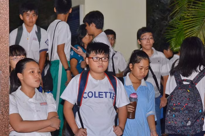 Sự mệt mỏi, căng thẳng sau những buổi học thêm của các em học trò (Ảnh minh họa: nld.com.vn).