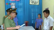 Ông Trần Xuân Yến (áo trắng) đã khai Giám đốc Sở Giáo dục Sơn La nhờ sửa điểm cho 8 thí sinh (Ảnh: VTV.vn) Ông Trần Xuân Yến (áo trắng) đã khai Giám đốc Sở Giáo dục Sơn La nhờ sửa điểm cho 8 thí sinh (Ảnh: VTV.vn)