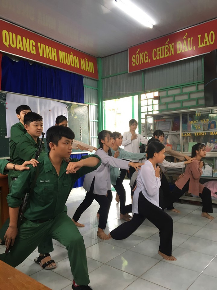 Học sinh trình bày phần khởi động cho bài học Học sinh trình bày phần khởi động cho bài học