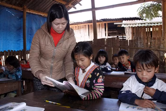 Cuộc sống của thầy và trò nhiều trường còn khó khăn ( Ảnh minh họa: TTXVN)