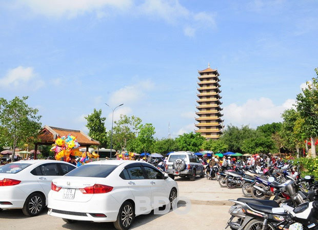 Sau Tết, những dòng người nườm nượp vui xuân. (Ảnh minh họa: baobinhdinh.com.vn)