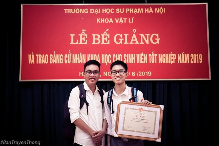 Nguyễn Võ Thanh Việt (bên phải) trong ngày bế giảng (Ảnh: Báo Vietnamnet) Nguyễn Võ Thanh Việt (bên phải) trong ngày bế giảng (Ảnh: Báo Vietnamnet)