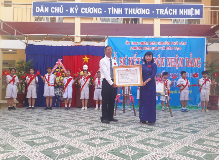 Trường Tiểu học Phú Lâm nhận Bằng công nhận trường đạt chuẩn quốc gia mức độ I (Ảnh: sogddt.angiang.gov.vn) Trường Tiểu học Phú Lâm nhận Bằng công nhận trường đạt chuẩn quốc gia mức độ I (Ảnh: sogddt.angiang.gov.vn)