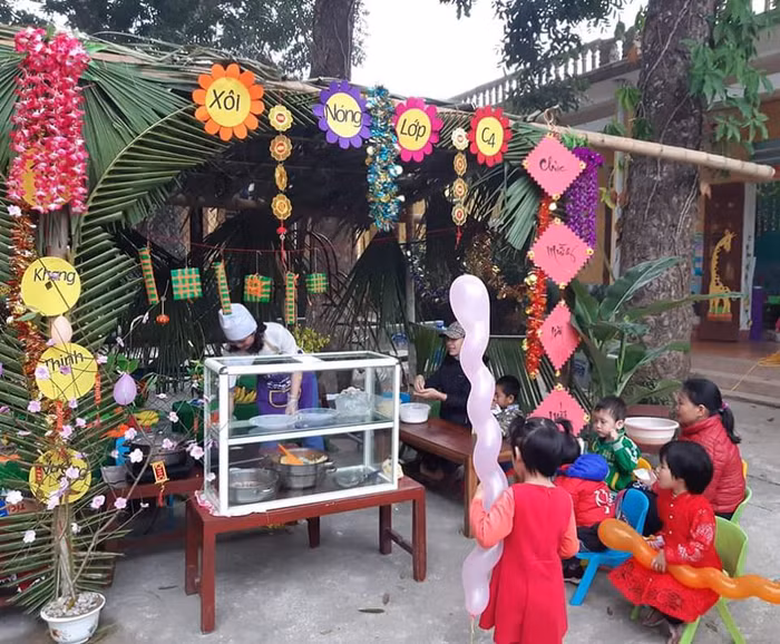 Gian hàng bán xôi của lớp C4, ảnh: K.V. Gian hàng bán xôi của lớp C4, ảnh: K.V.