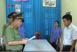 Ông Trần Xuân Yến (áo trắng) đã khai với cơ quan điều tra là ông Hoàng Tiến Đức "nhờ" sửa điểm cho 8 thí sinh (Ảnh: VTV.vn) Ông Trần Xuân Yến (áo trắng) đã khai với cơ quan điều tra là ông Hoàng Tiến Đức "nhờ" sửa điểm cho 8 thí sinh (Ảnh: VTV.vn)