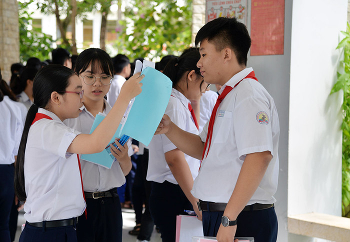 Các em thí sinh tham gia kỳ thi tuyển sinh 10 năm học 2019-2020 (Ảnh minh họa: Báo An Giang) Các em thí sinh tham gia kỳ thi tuyển sinh 10 năm học 2019-2020 (Ảnh minh họa: Báo An Giang)