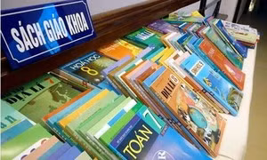 Sách giáo khoa cho chương trình mới cần có sự cạnh tranh công bằng (Ảnh minh họa: Báo Lao động)