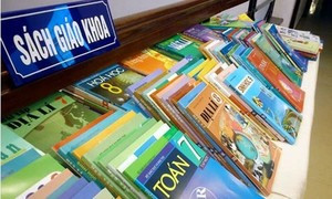 Sách giáo khoa cho chương trình mới cần có sự cạnh tranh công bằng (Ảnh minh họa: Báo Lao động) Sách giáo khoa cho chương trình mới cần có sự cạnh tranh công bằng (Ảnh minh họa: Báo Lao động)